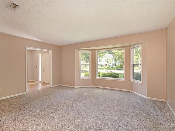 3rd image of 318 Larkspur Turn