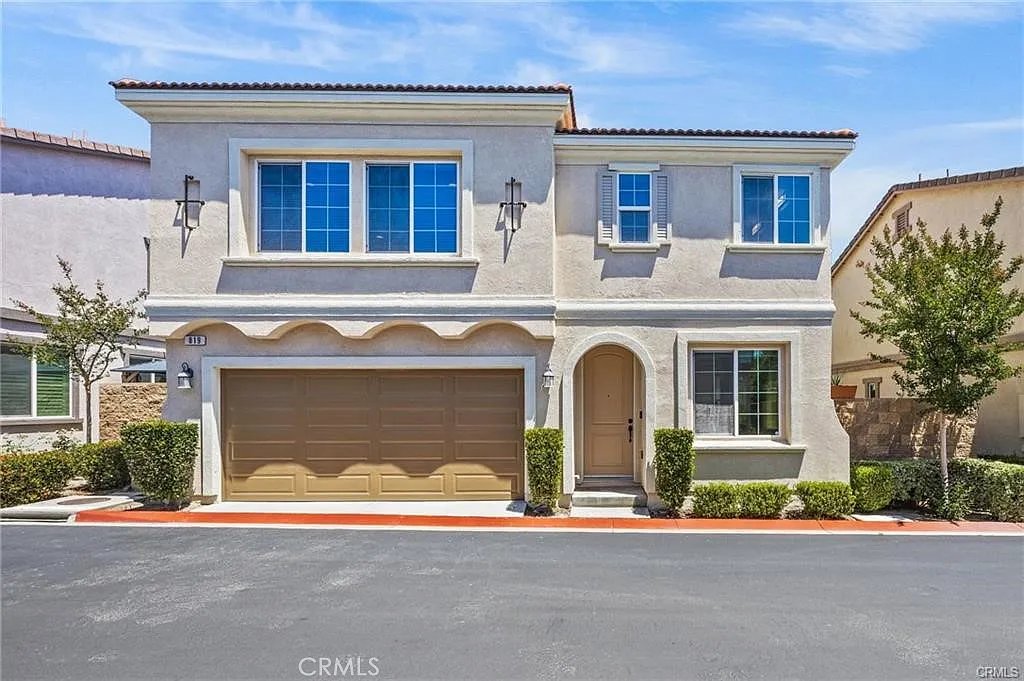 4 bed, 2.5 bath, 2180 sqft, $3,700 — Photo 1