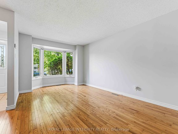 3rd image of 1455 Bradshaw Cres