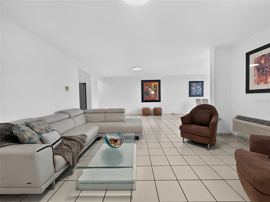 3 bed, 2.0 bath, 1481 sqft, $2,300 — Photo 3