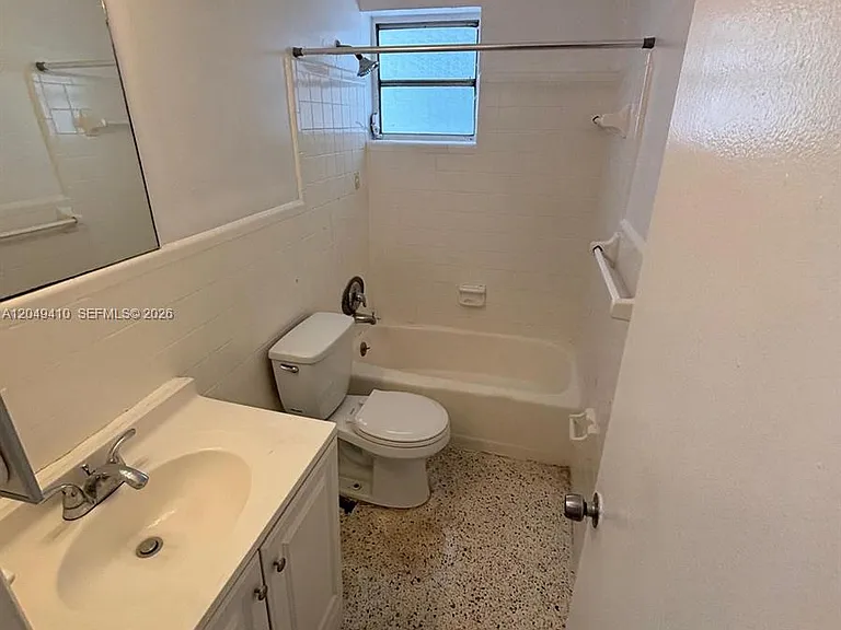 1047 SW 7th St #12 — Photo 5
