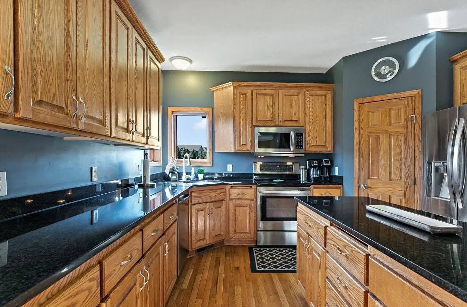 5 bed, 3.0 bath, 3500 sqft, $3,200 — Photo 2