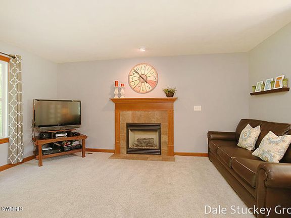 5th image of 9122 Elstner Ave NE