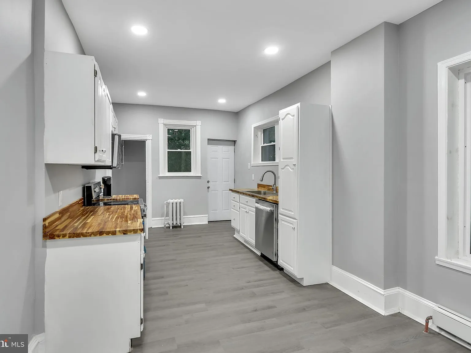 3 bed, 3.0 bath, 1450 sqft, $1,900 — Photo 2