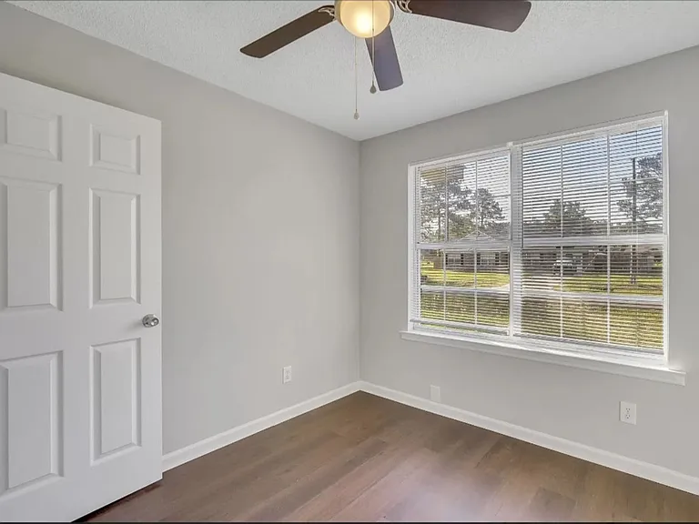 105 NE Shayna Dr — Photo 6