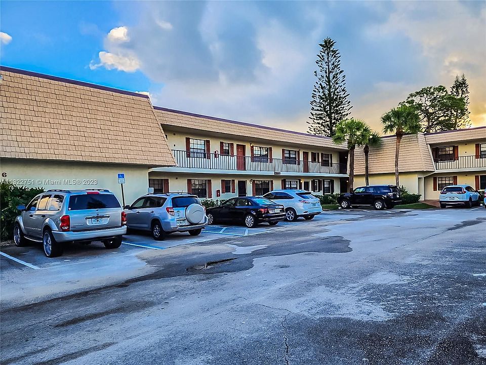 1st image of 4460 Oak Terrace Dr #4460