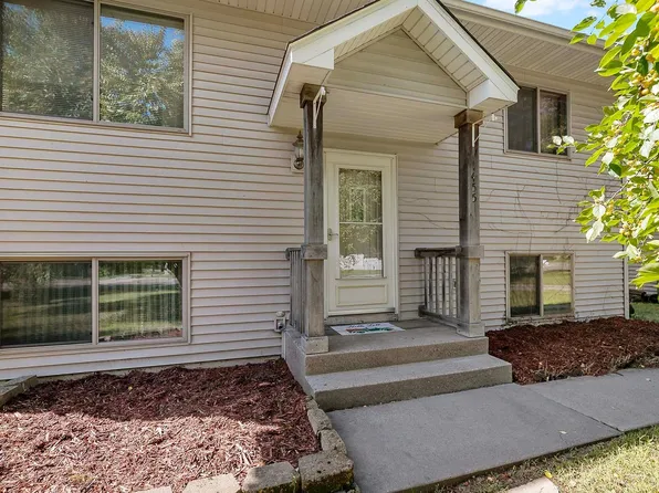 1455 Adams St S, Cambridge, MN 55008