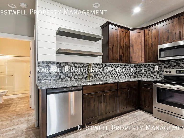 323 N 725 E — Photo 5