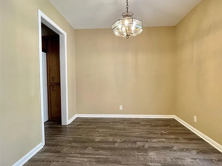 241 Crestwood St — Photo 3