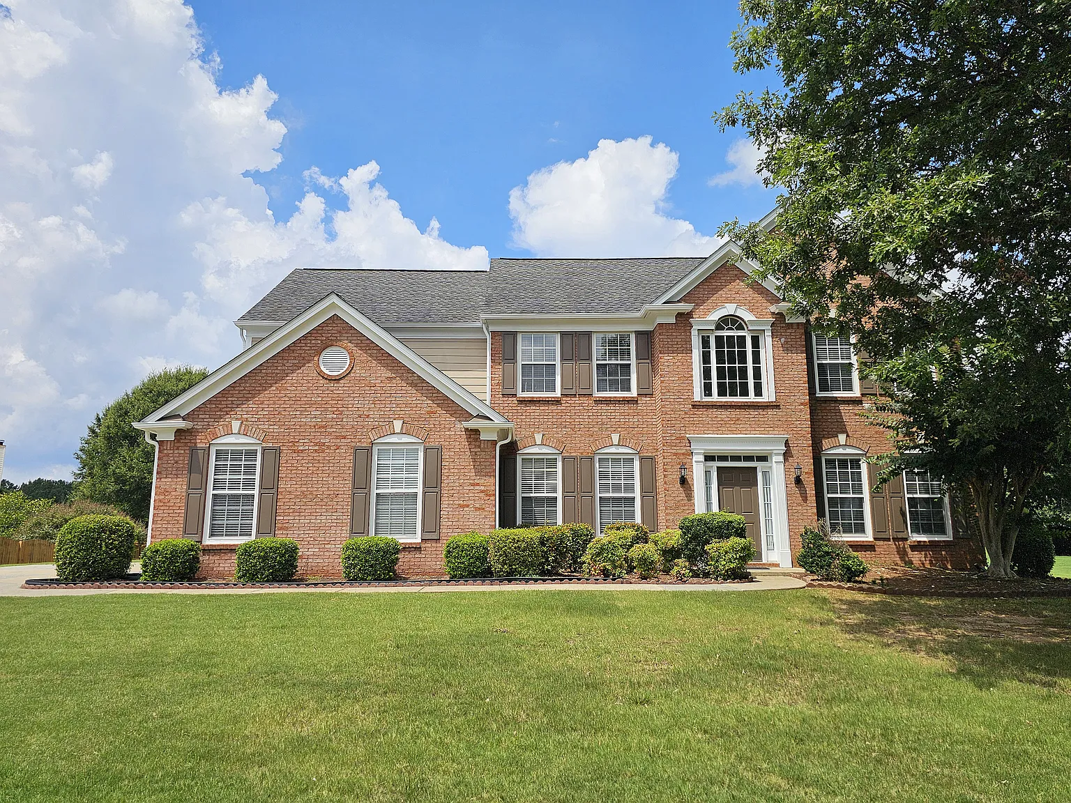 4 bed, 2.5 bath, 2816 sqft, $3,200 — Photo 1