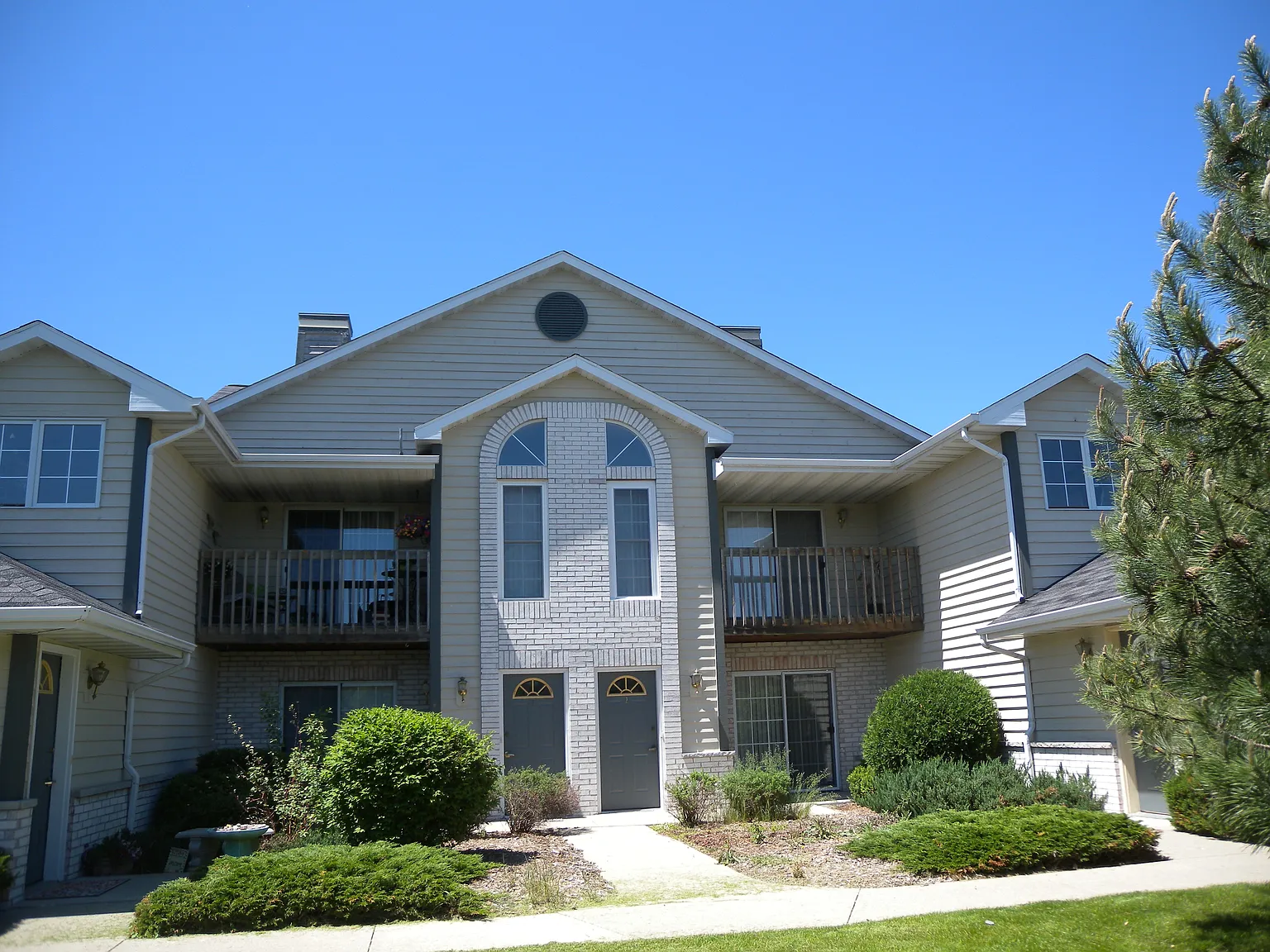 2 bed, 1100 sqft, $1,575 — Photo 2