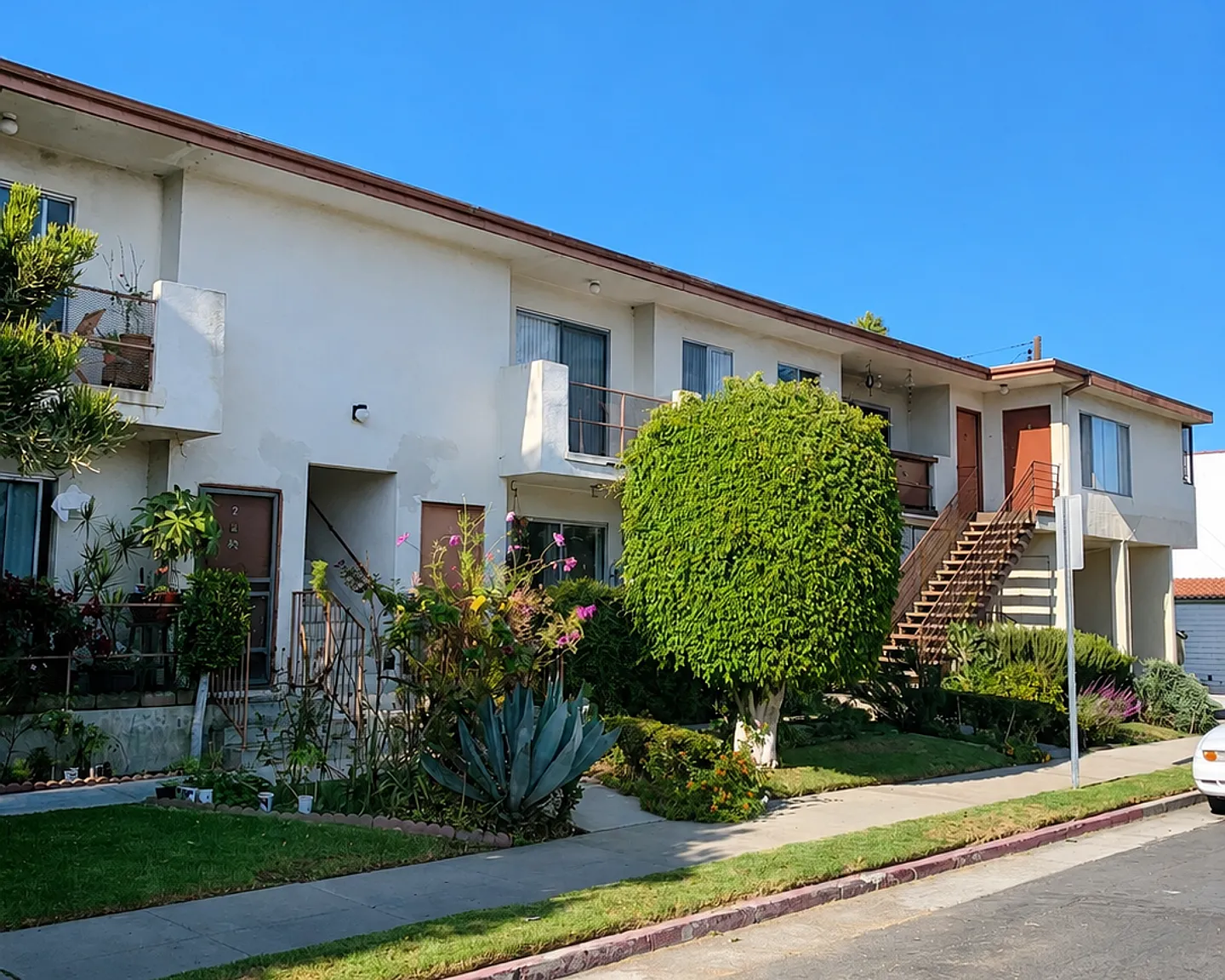 1205 Victoria Ave — Photo 1