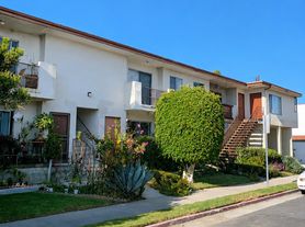 1205 Victoria Ave, 2 beds  1.5 baths (650 sqft)