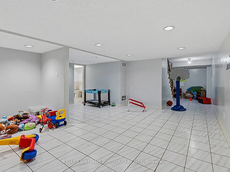 73 Jessica Gdns — Photo 40