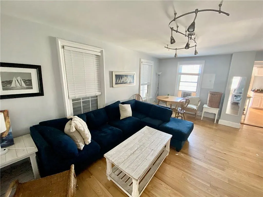 4 bed, 2.0 bath, 1272 sqft, $3,800 — Photo 2