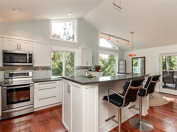 4th image of 262 Hemlock Dr NW