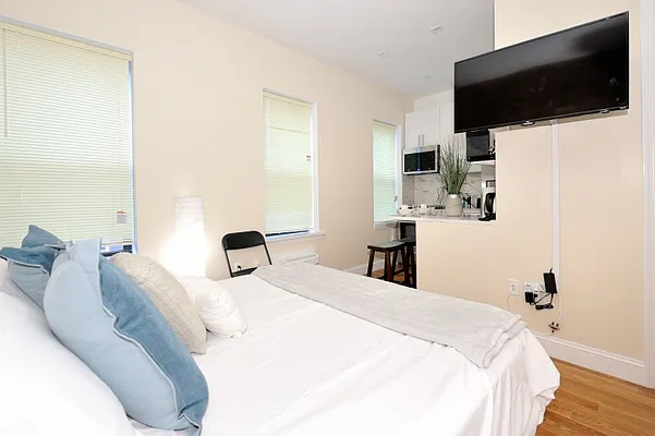 Rented by Furnished Habitat | media 14