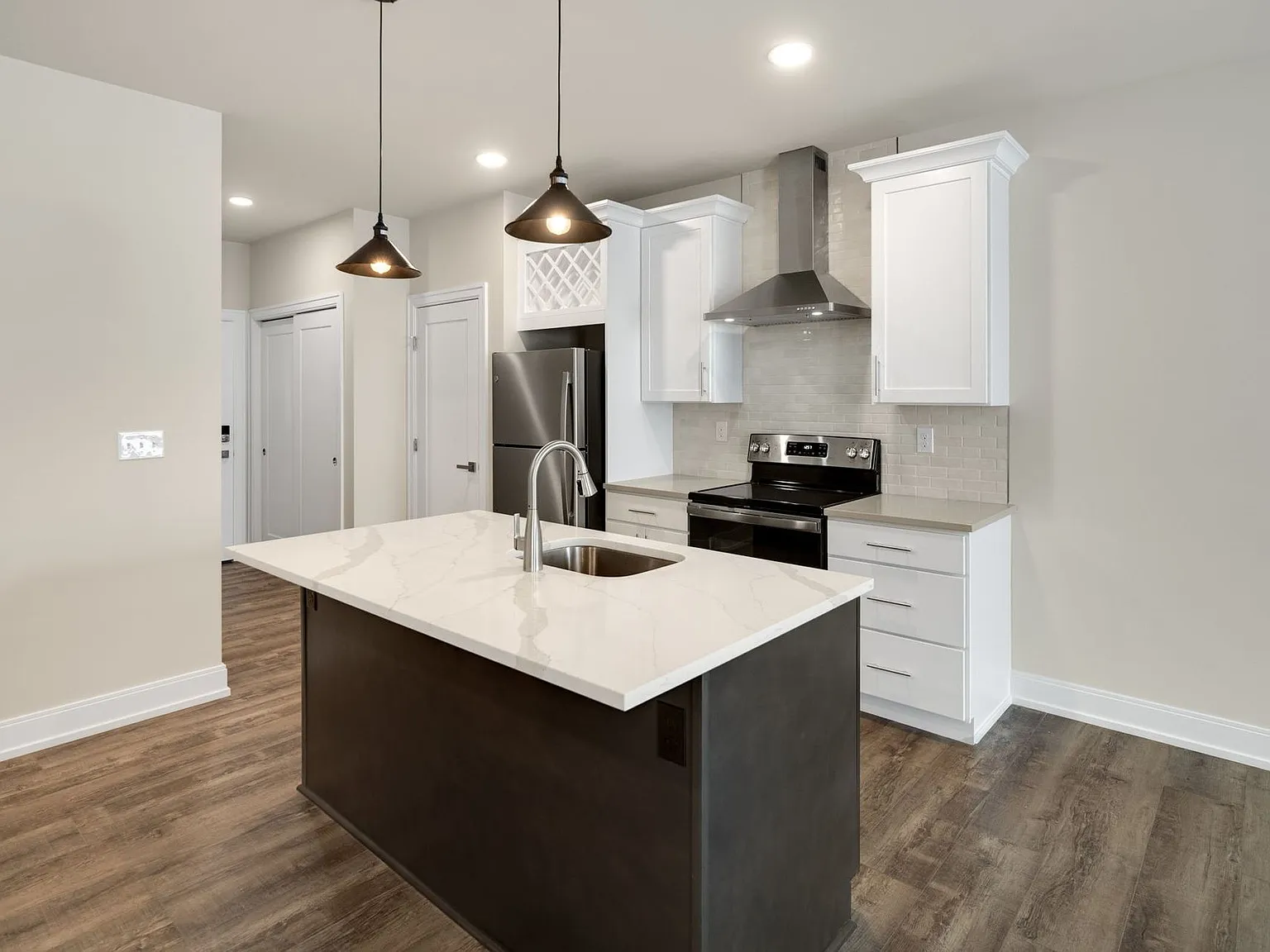 Ready for Fall! New, Luxury Two Bedroom Flat in Guilderland! — Photo 1