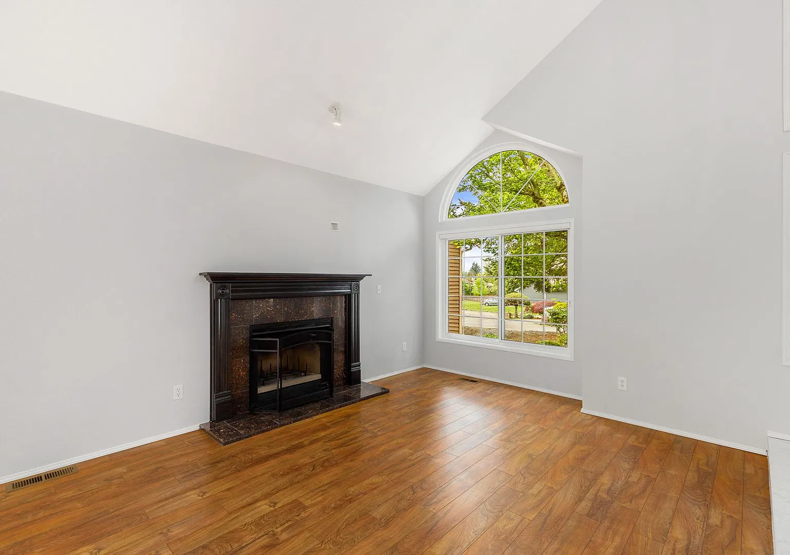 Beautifully Updated 3 Bedroom Totem Lake Home with A/C, Spacious Deck & Landscaped Backyard! — Photo 4