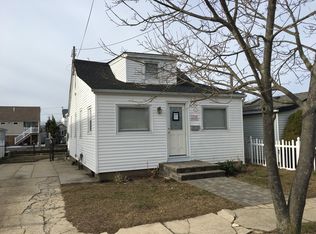 823 S 5th St, Lindenhurst, NY 11757