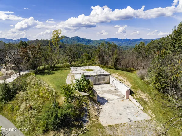 2704 Indigo Ln, Sevierville, TN 37862