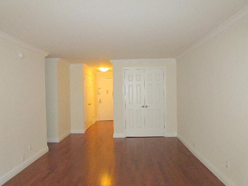 2nd image of 40 W 14th St
