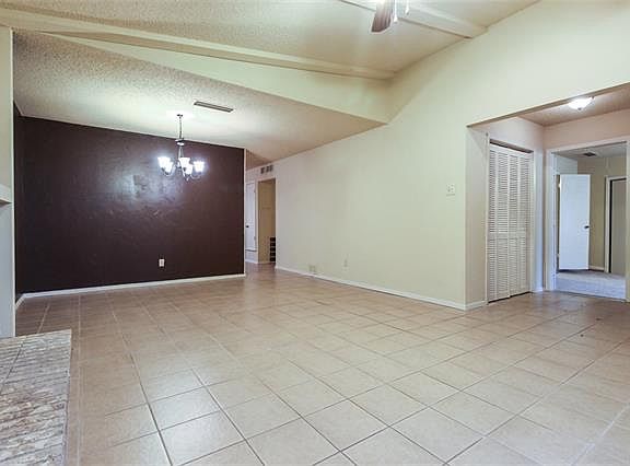 4th image of 400 Twin Oaks Ct
