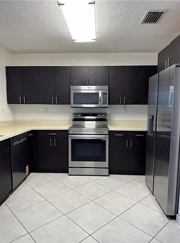 3 bed, 2.5 bath, 1220 sqft, $2,500 — Photo 3