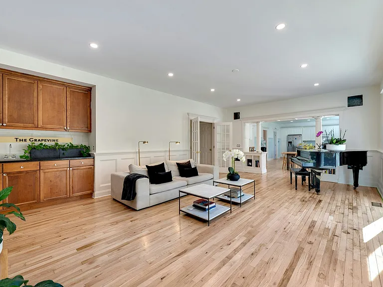 7 The Registry — Photo 13