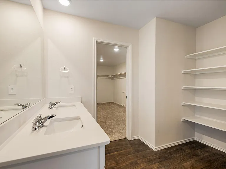 321 Sandringham Loop — Photo 15