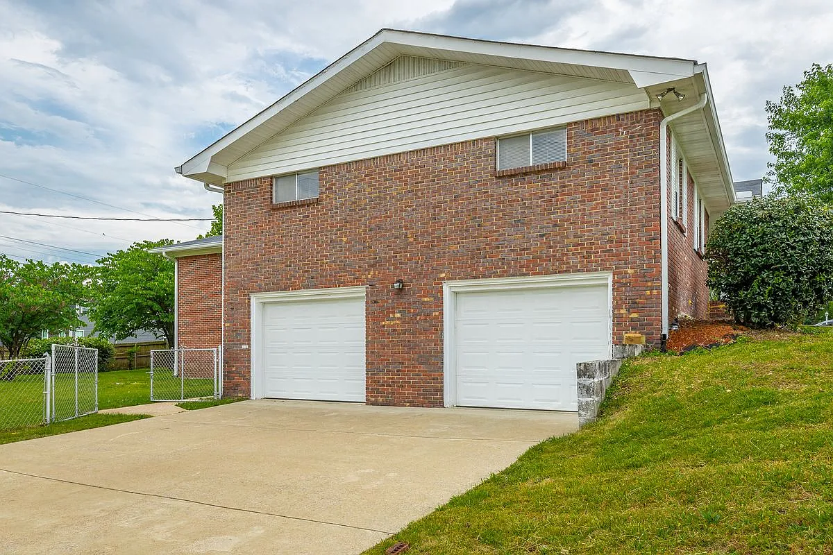 3 bed, 4.0 bath, 3019 sqft, $2,250 — Photo 2