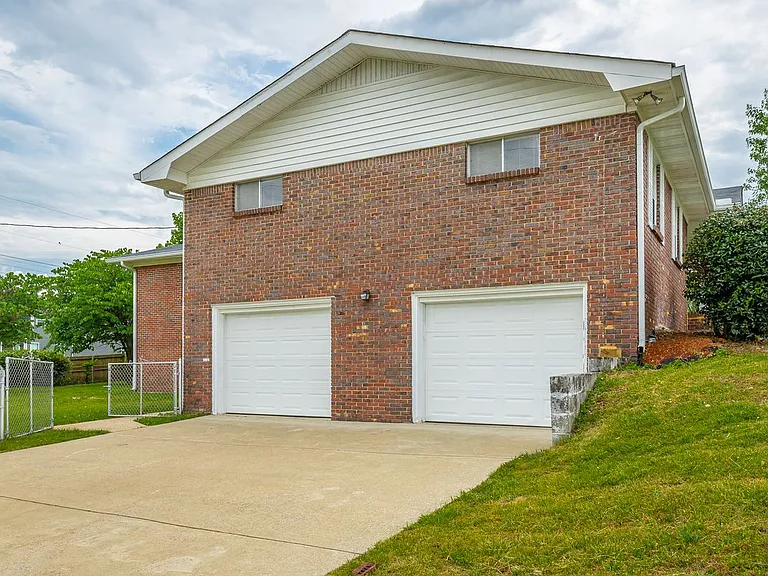 2520 Sharron Dr — Photo 2