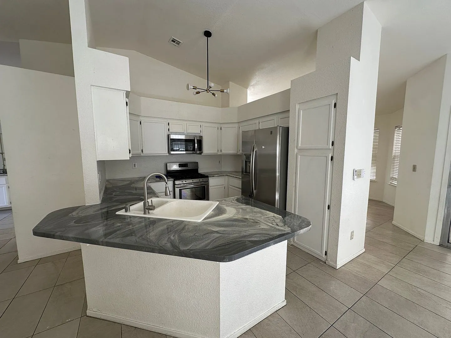 Great location. 3 bedroom single story Las Vegas home for rent. — Photo 2