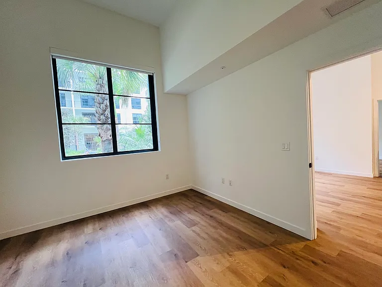 1652 NE 124th St #201 — Photo 9