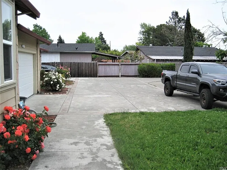 67 Cock Robin Ave — Photo 5