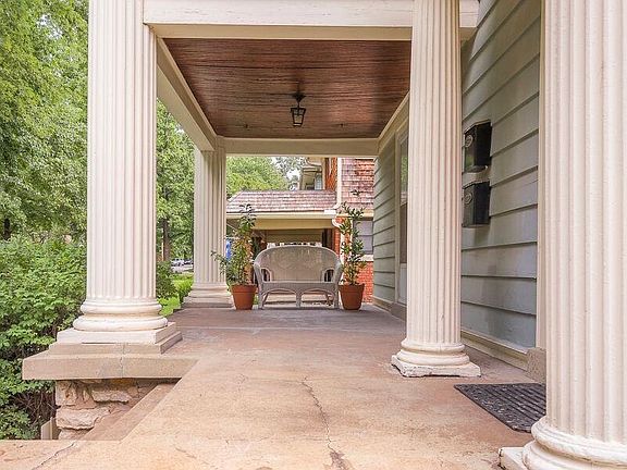 Great front sitting-porch