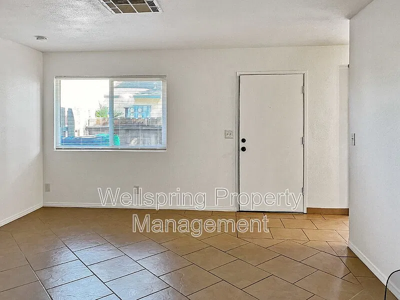 2 bed, 1.0 bath, 770 sqft, $900 — Photo 2