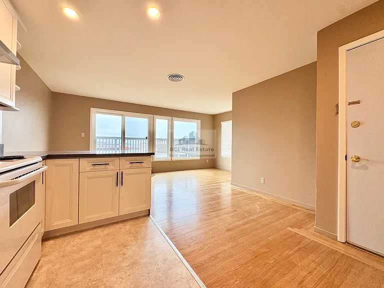 727 N Point St — Photo 6
