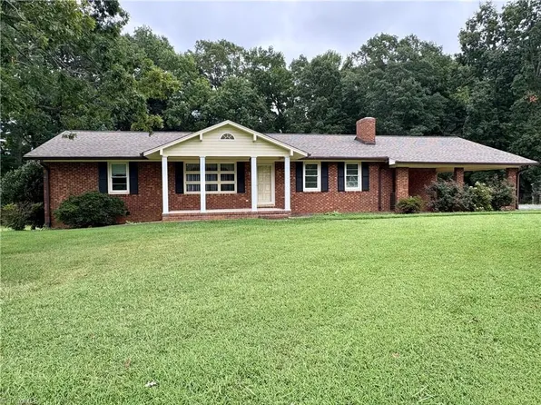 19 Hillside Park Dr, Thomasville, NC 27360