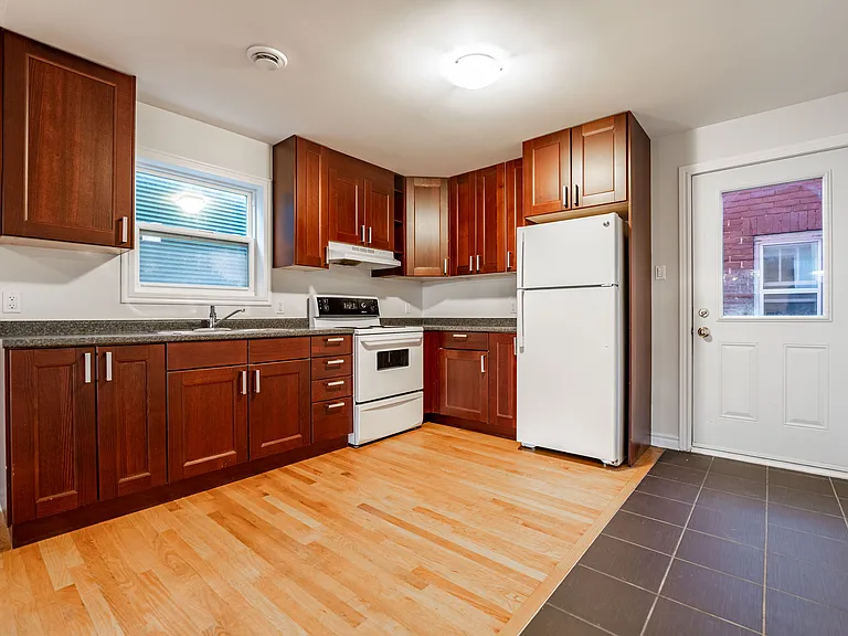 570 Chapel St — Photo 11