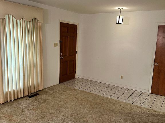 3rd image of 624 Poinsetta Dr