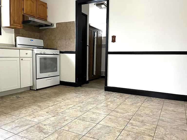161 Greenleaf Ave — Photo 2