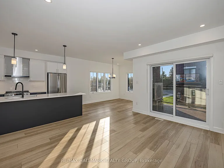 422 Rolling Meadow Cres — Photo 17