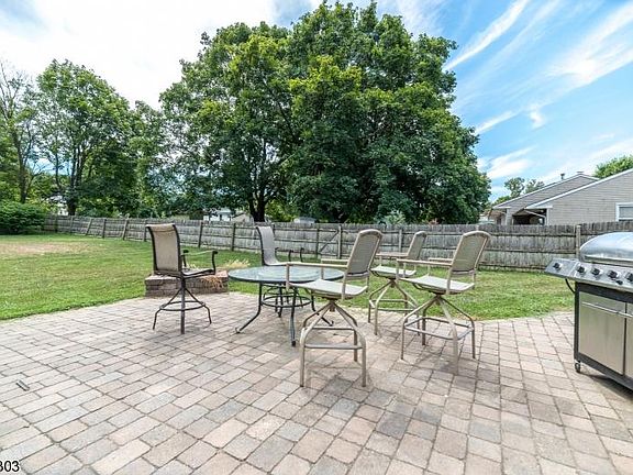 5th image of 913 Maple Dr