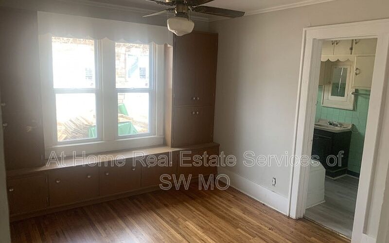 2nd image of 521 S Warren Ave