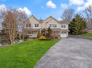 9 Flagpole Ln, Setauket, NY 11733