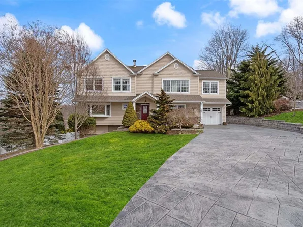 9 Flagpole Lane, Setauket, NY 11733