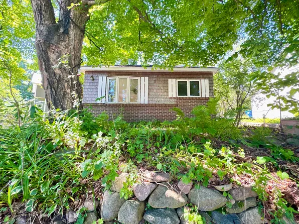 E1647 Grandview Rd, Waupaca, WI 54981