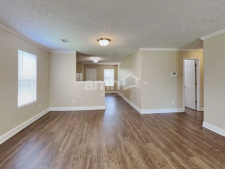 2111 Carlton Ln — Photo 6