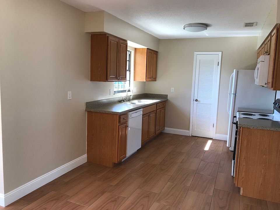 1st image of 39 Lake Park Cir